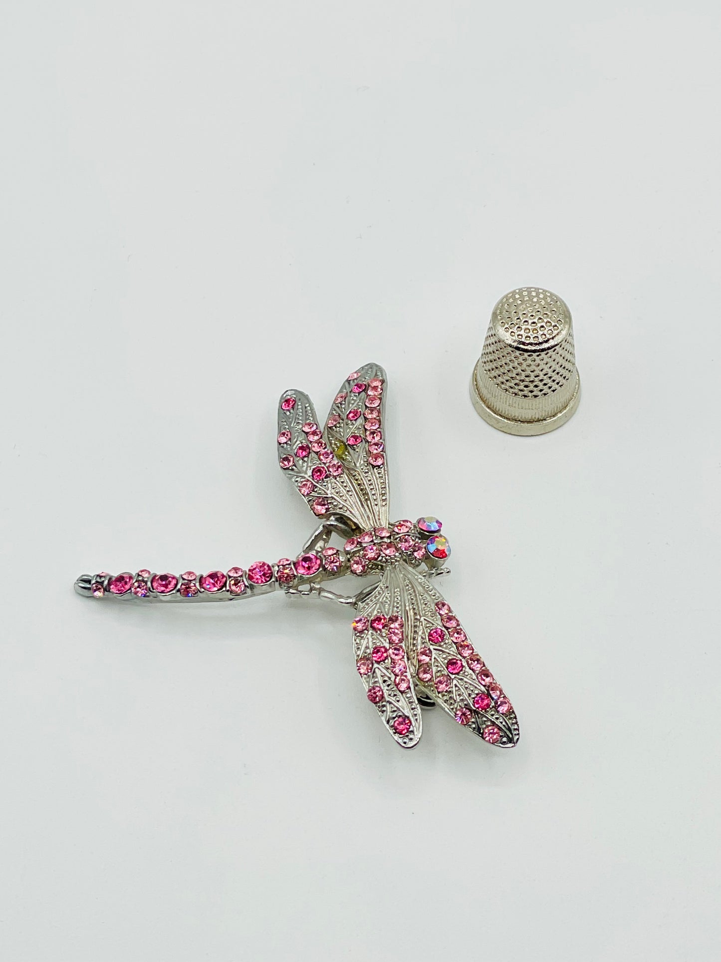 Broche vintage de metal color plata y strass rosa con forma de libélula