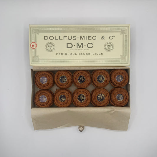 Caja de ovillos perlé Nº 5 (434) - 100% Algodón DMC