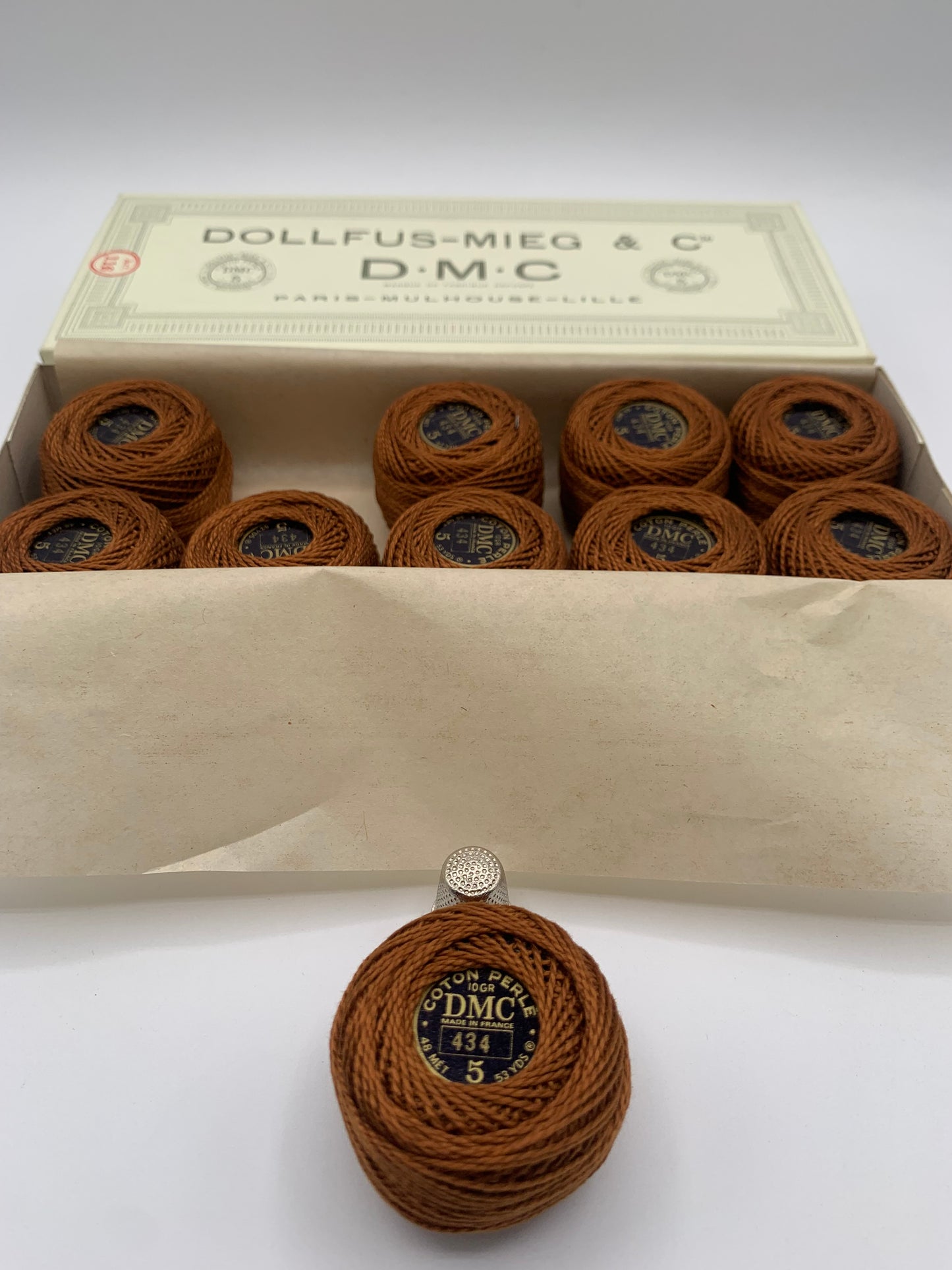 Caja de ovillos perlé Nº 5 (434) - 100% Algodón DMC
