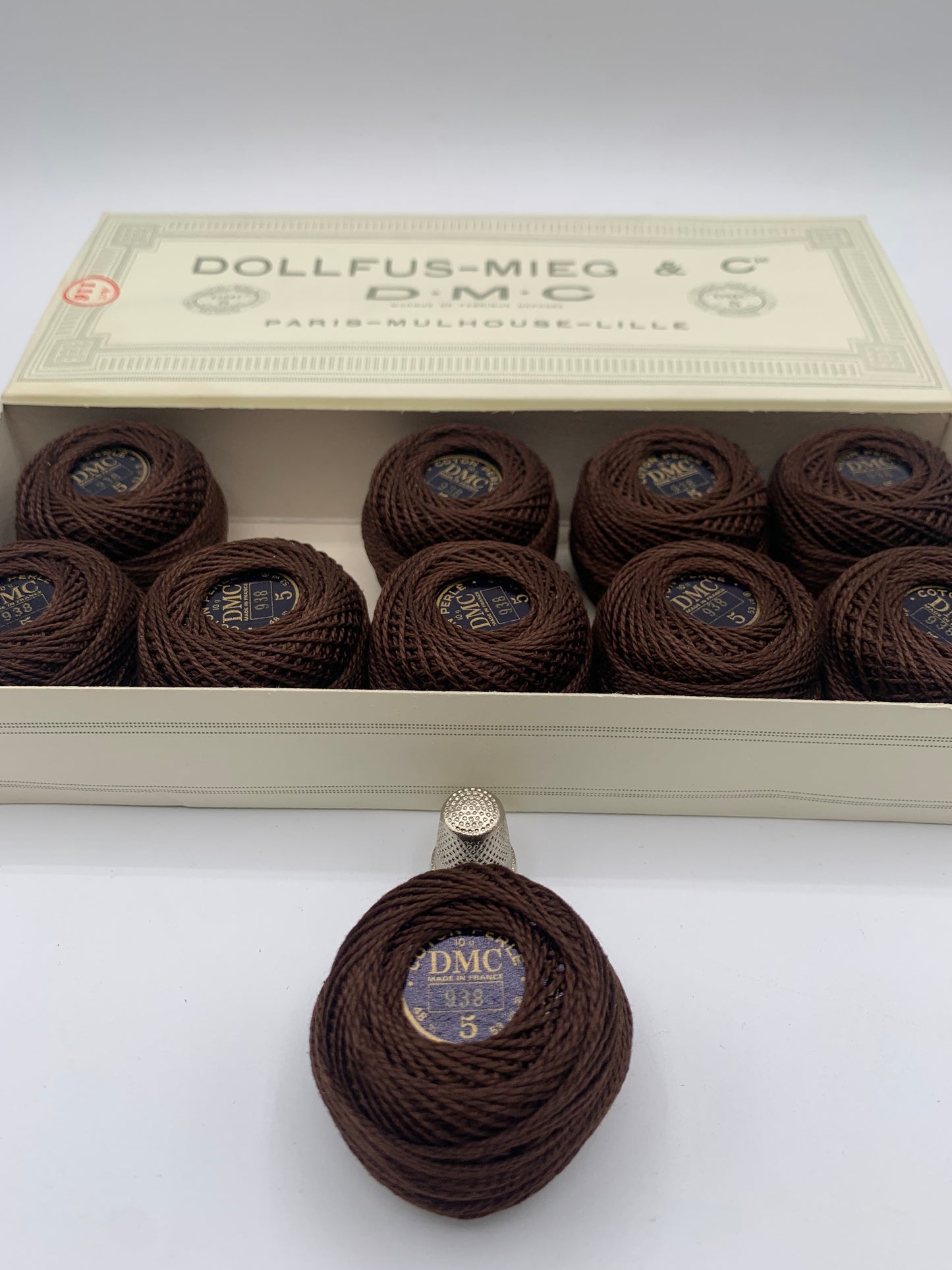 Caja de ovillos perlé Nº 5 (938) - 100% Algodón DMC
