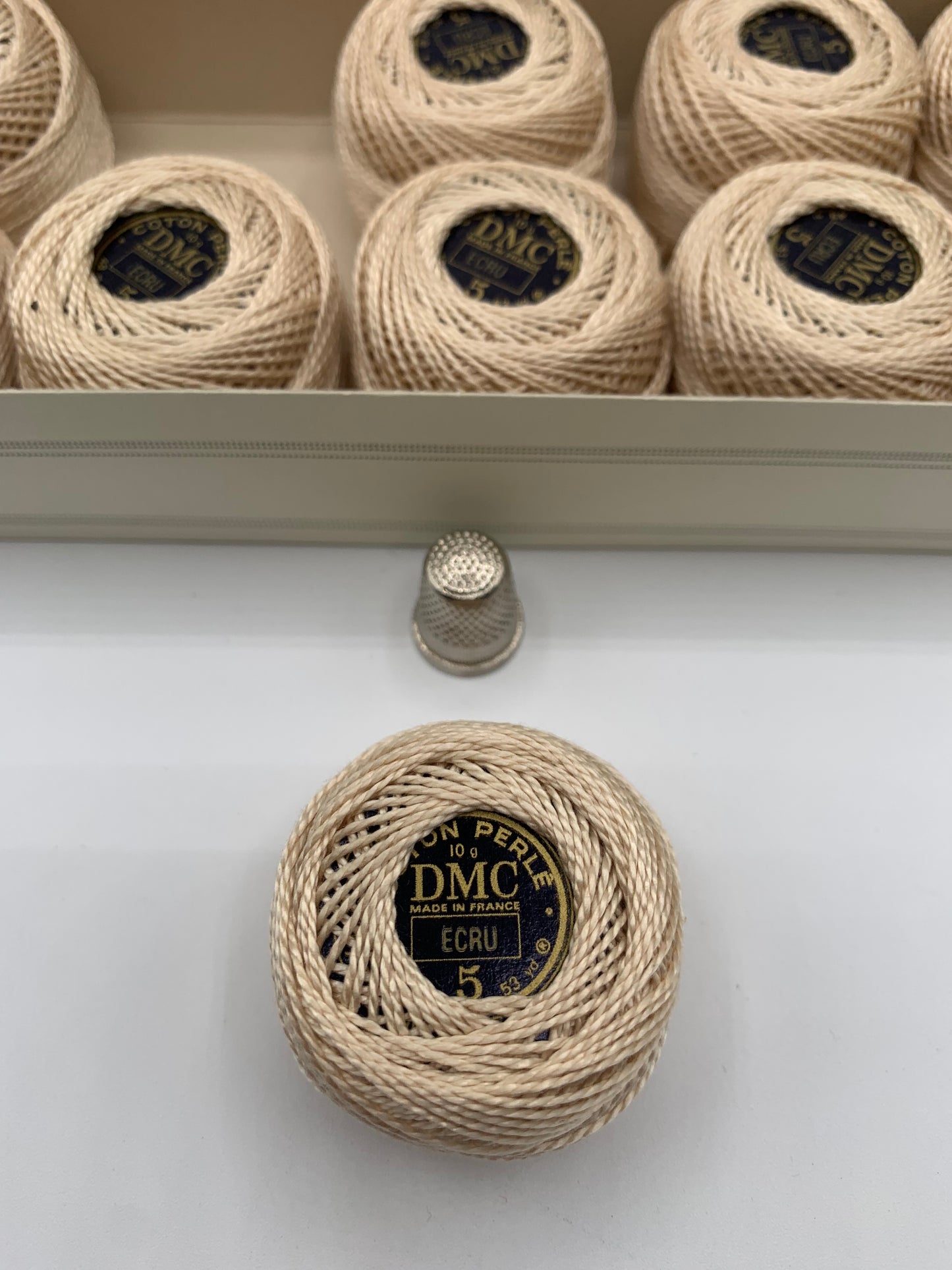 Caja de ovillos perlé Nº 5 (ECRU) - 100% Algodón DMC
