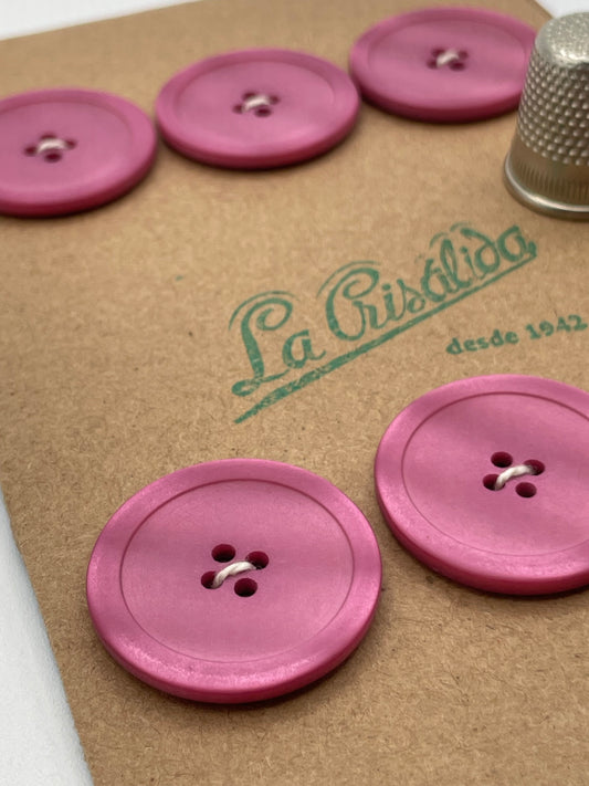 Cartón 6 botones vintage de pasta color fucsia. Edición especial 84 aniversario La Crisálida