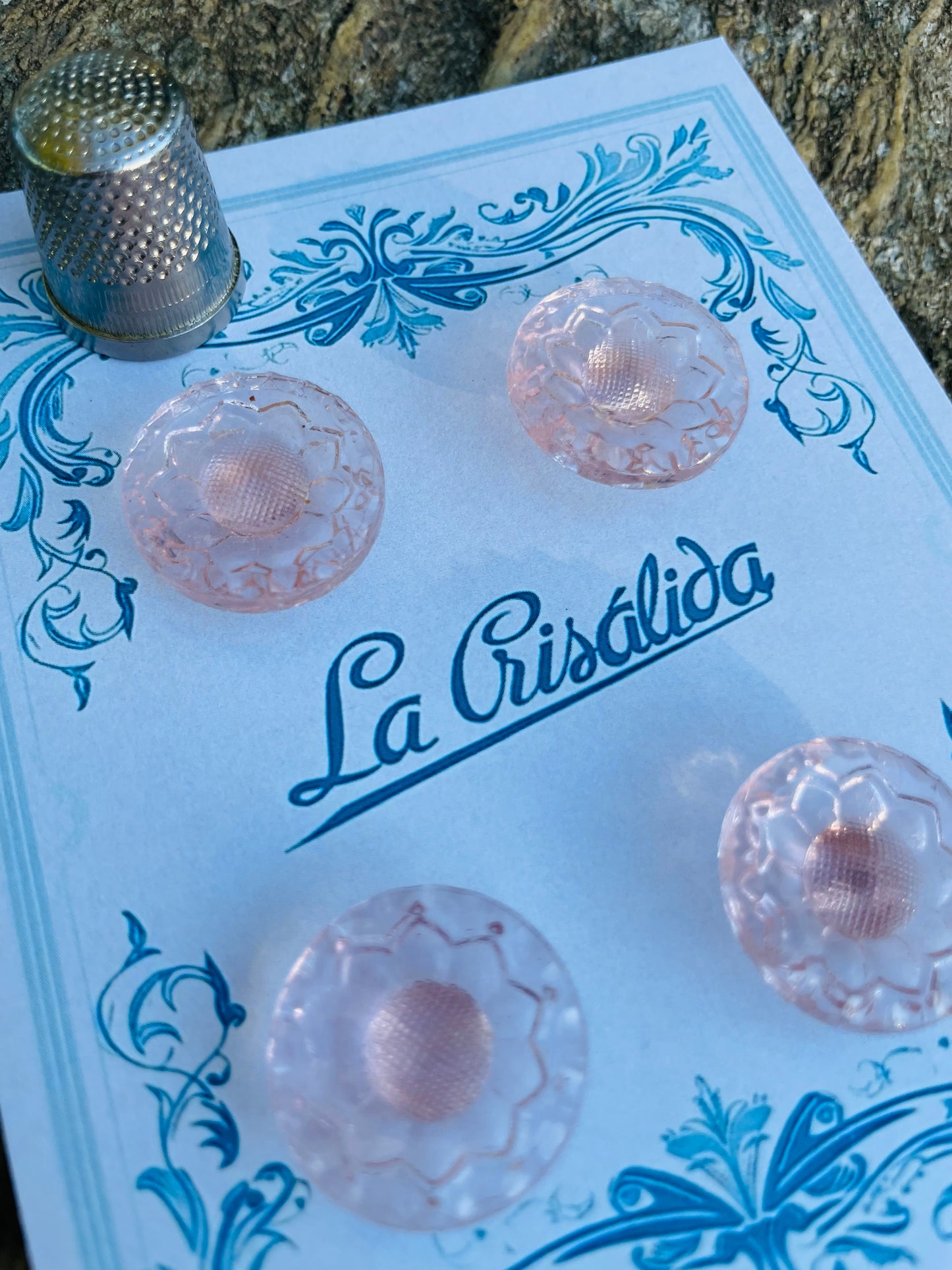 Cartón con 4 botones de vidrio con forma de flor, años 40, color rosa claro
