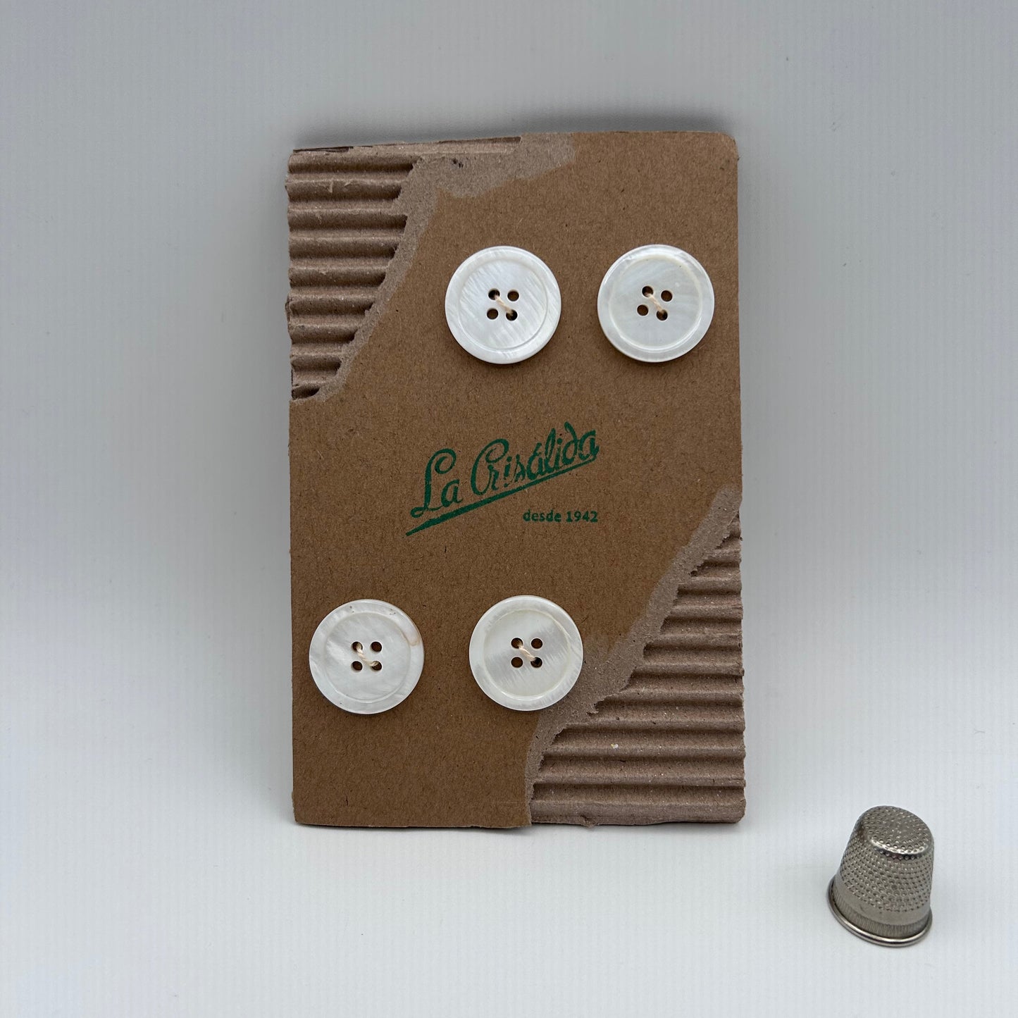 Cartón con 4 botones vintage de nácar. Edición especial 84 aniversario La Crisálida