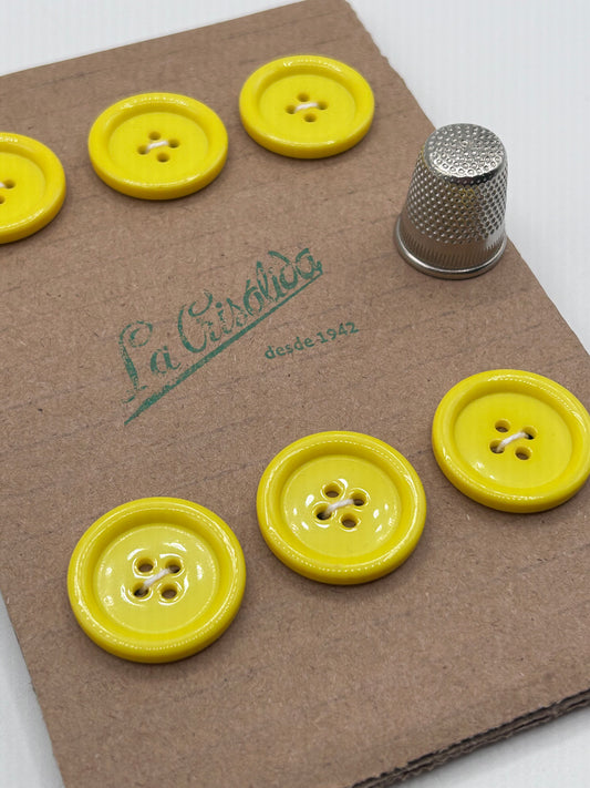 Cartón con 6 botones vintage de pasta color amarillo limón. Edición especial 84 aniversario La Crisálida