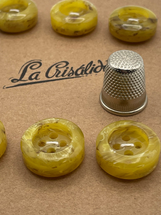 Cartón con 6 botones vintage de pasta color amarillo mostaza. Edición especial 84 aniversario La Crisálida