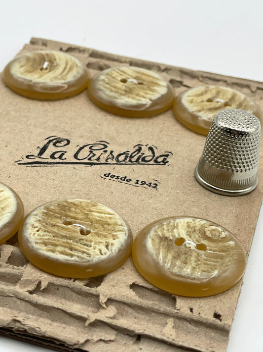 Cartón con 6 botones vintage de pasta color beige. Edición especial 84 aniversario La Crisálida
