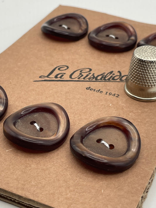Cartón con 6 botones vintage de pasta color chocolate efecto agua. Edición especial 84 aniversario La Crisálida