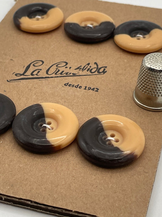 Cartón con 6 botones vintage de pasta color marrón chocolate y beige. Edición especial 84 aniversario La Crisálida