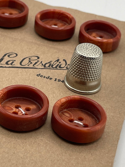 Cartón con 6 botones vintage de pasta color marrón efecto madera. Edición especial 84 aniversario La Crisálida