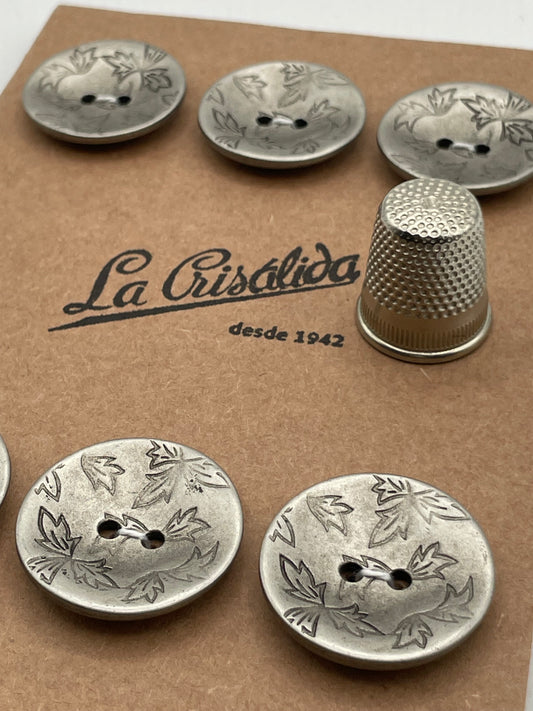 Cartón con 6 botones vintage de pasta color plateado. Edición especial 84 aniversario La Crisálida