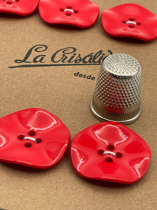 Cartón con 6 botones vintage de pasta color rojo. Edición especial 84 aniversario La Crisálida