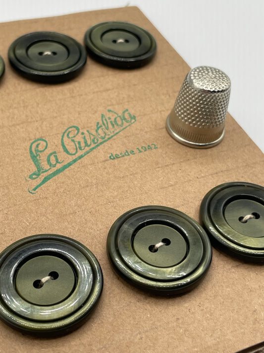 Cartón con 6 botones vintage de pasta color verde tornasolado. Edición especial 84 aniversario La Crisálida