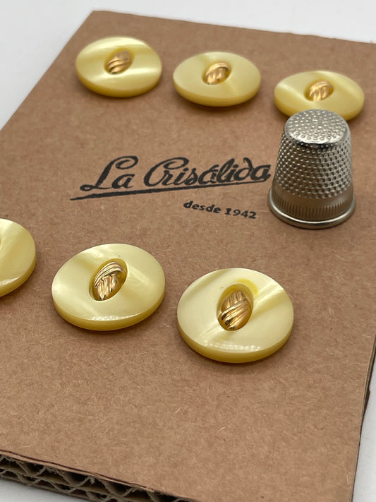 Cartón con 6 botones vintage de pasta colores amarillo y dorado. Edición especial 84 aniversario La Crisálida