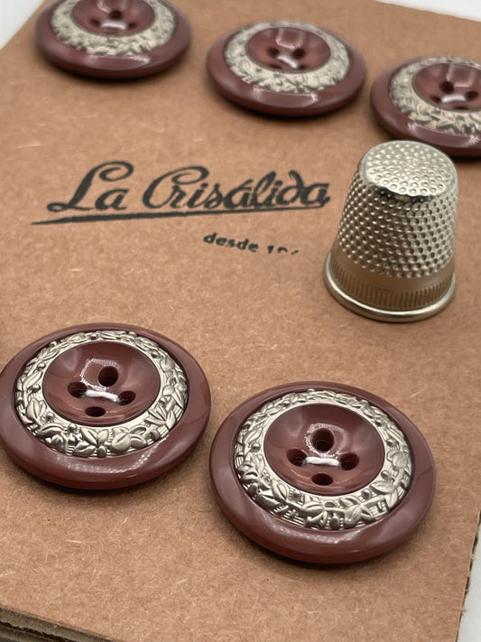 Cartón con 6 botones vintage de pasta colores marrón y plateado. Edición especial 84 aniversario La Crisálida