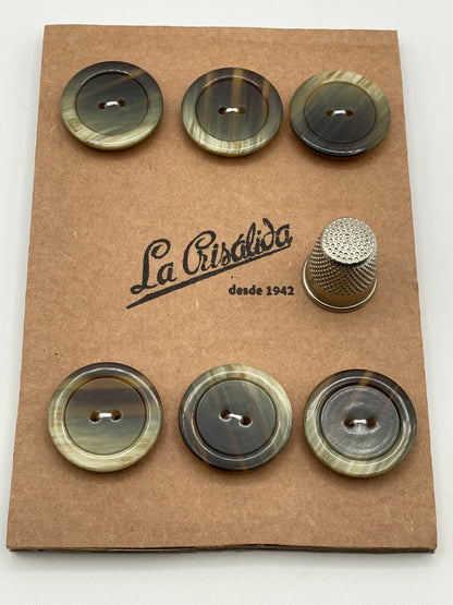 Cartón con 6 botones vintage de pasta en tonos marrones verdosos. Edición especial 84 aniversario La Crisálida
