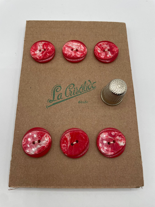 Cartón con 6 botones vintage de pasta color rojo. Edición especial 84 aniversario La Crisálida