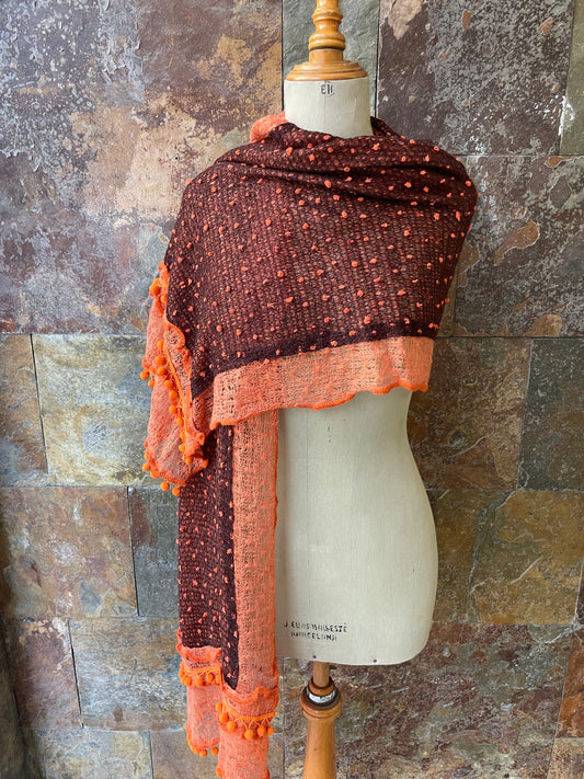 Chal vintage italiano con borlas en tonos naranjas y marrones