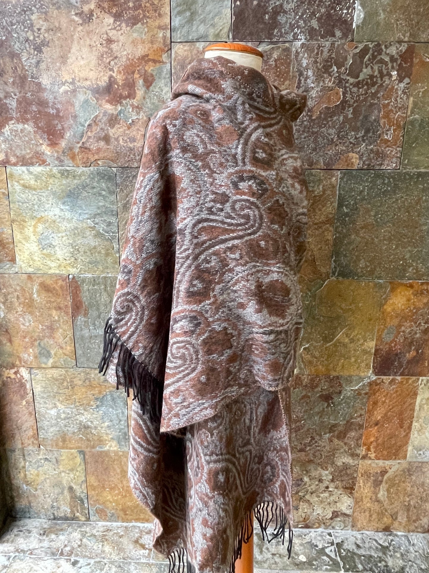 Chal vintage italiano con fleco en tonos marrones 68 x 195 cm