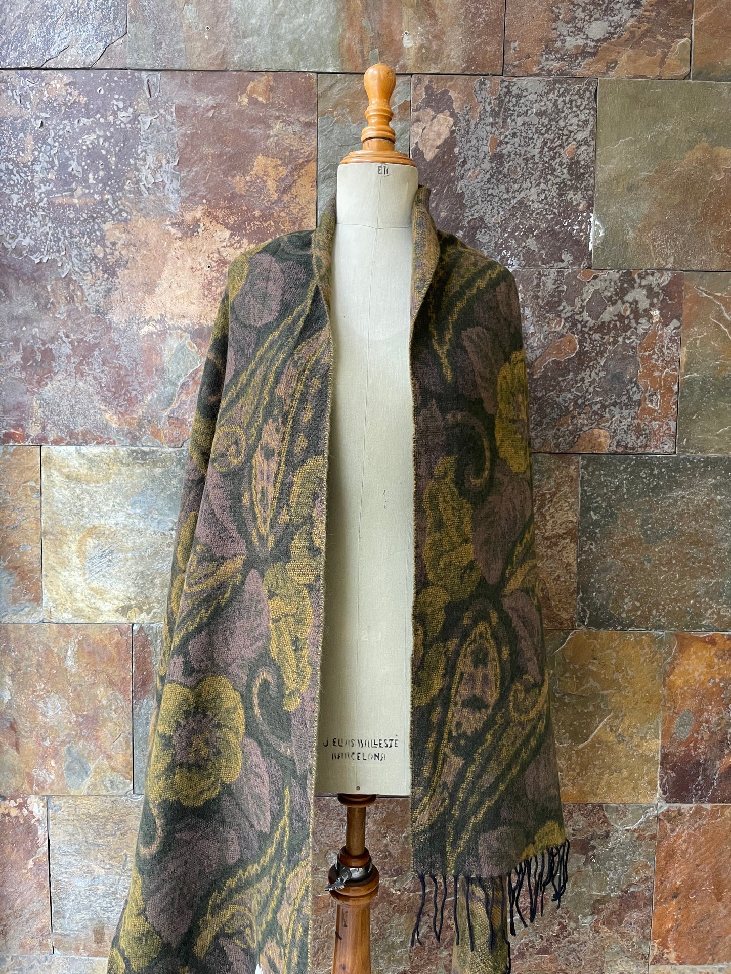 Chal vintage italiano con fleco en tonos verdes y marrones