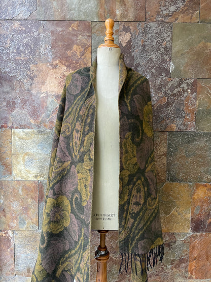 Chal vintage italiano con fleco en tonos verdes y marrones