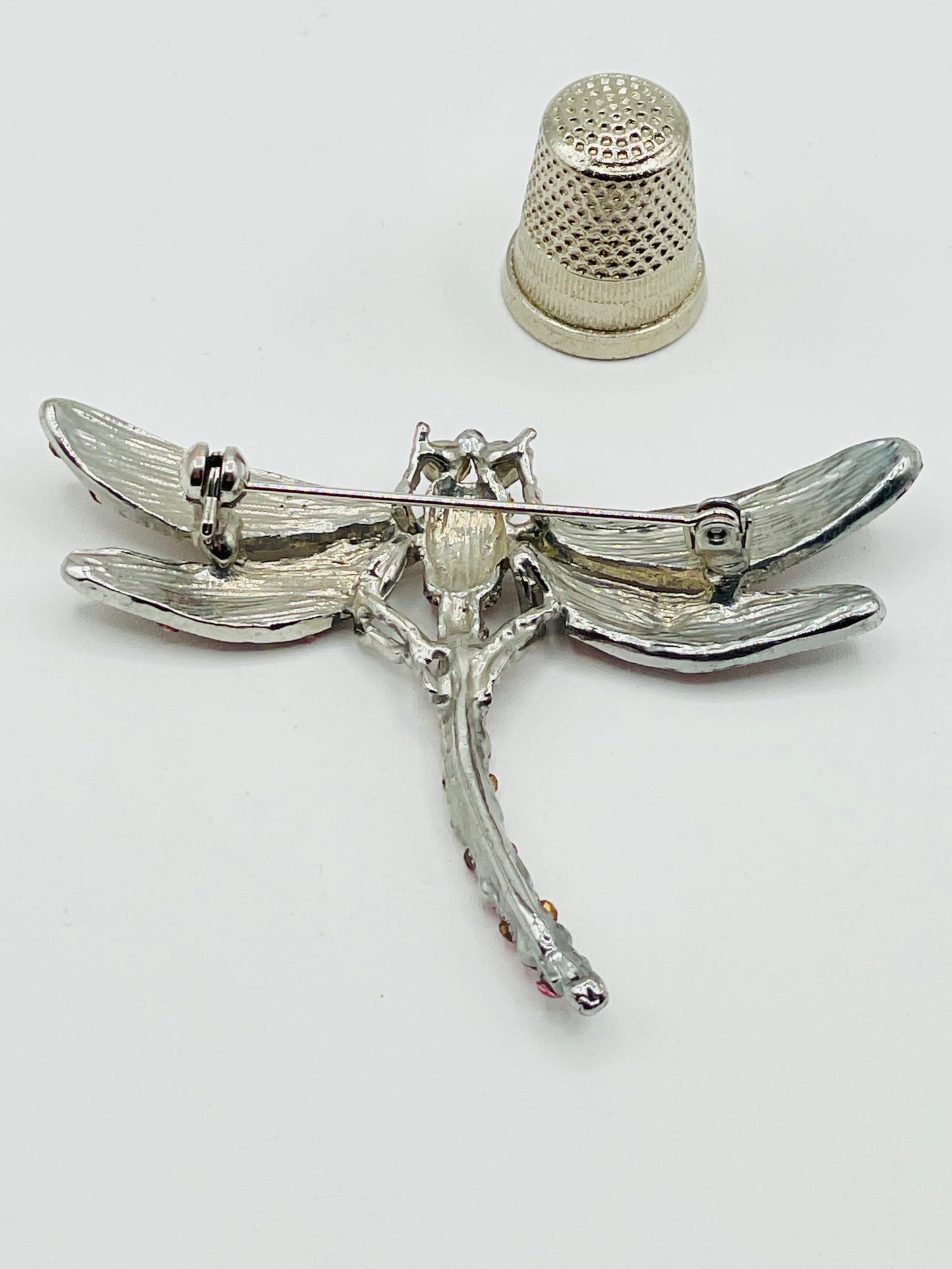 Broche vintage de metal color plata y strass rosa con forma de libélula