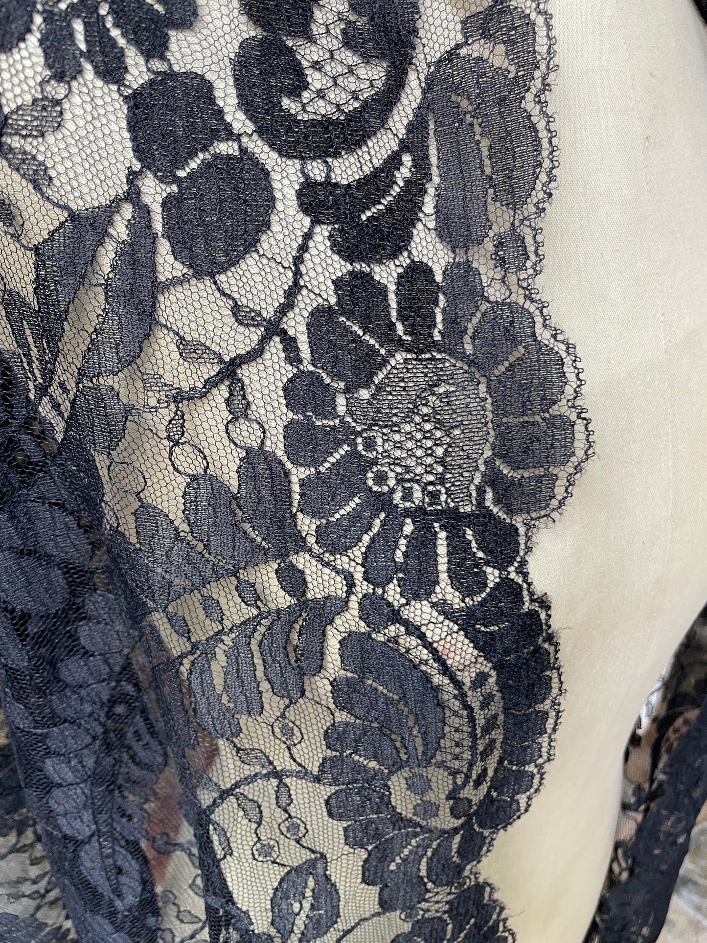 Echarpe de encaje con fleco color negro SPANISH MANTILLA