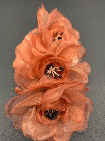 Flor de tela color maquillaje