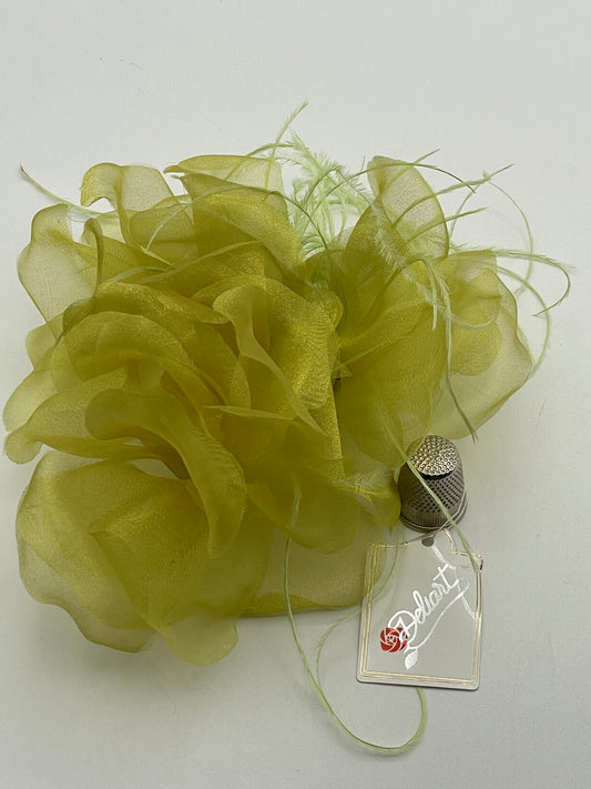 Flor de tela color amarillo mostaza y verde lima Zorquesa