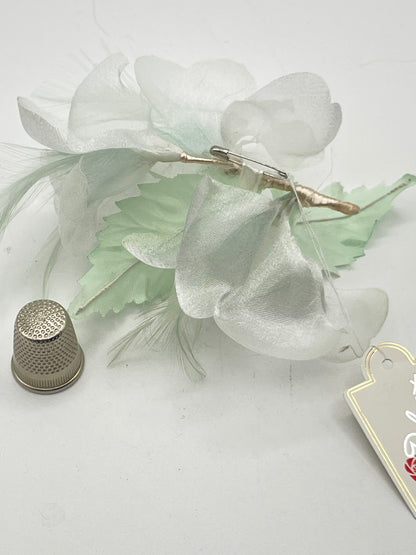 Flor de tela color blanco y verde claro Deliart
