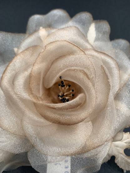 Flor de tela color champán
