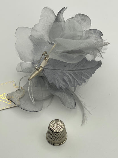 Flor de tela color gris Deliart