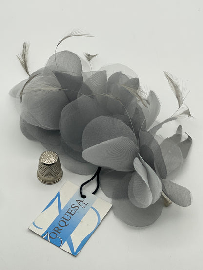 Flor de tela color gris Zorquesa