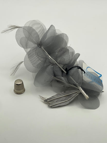 Flor de tela color gris Zorquesa