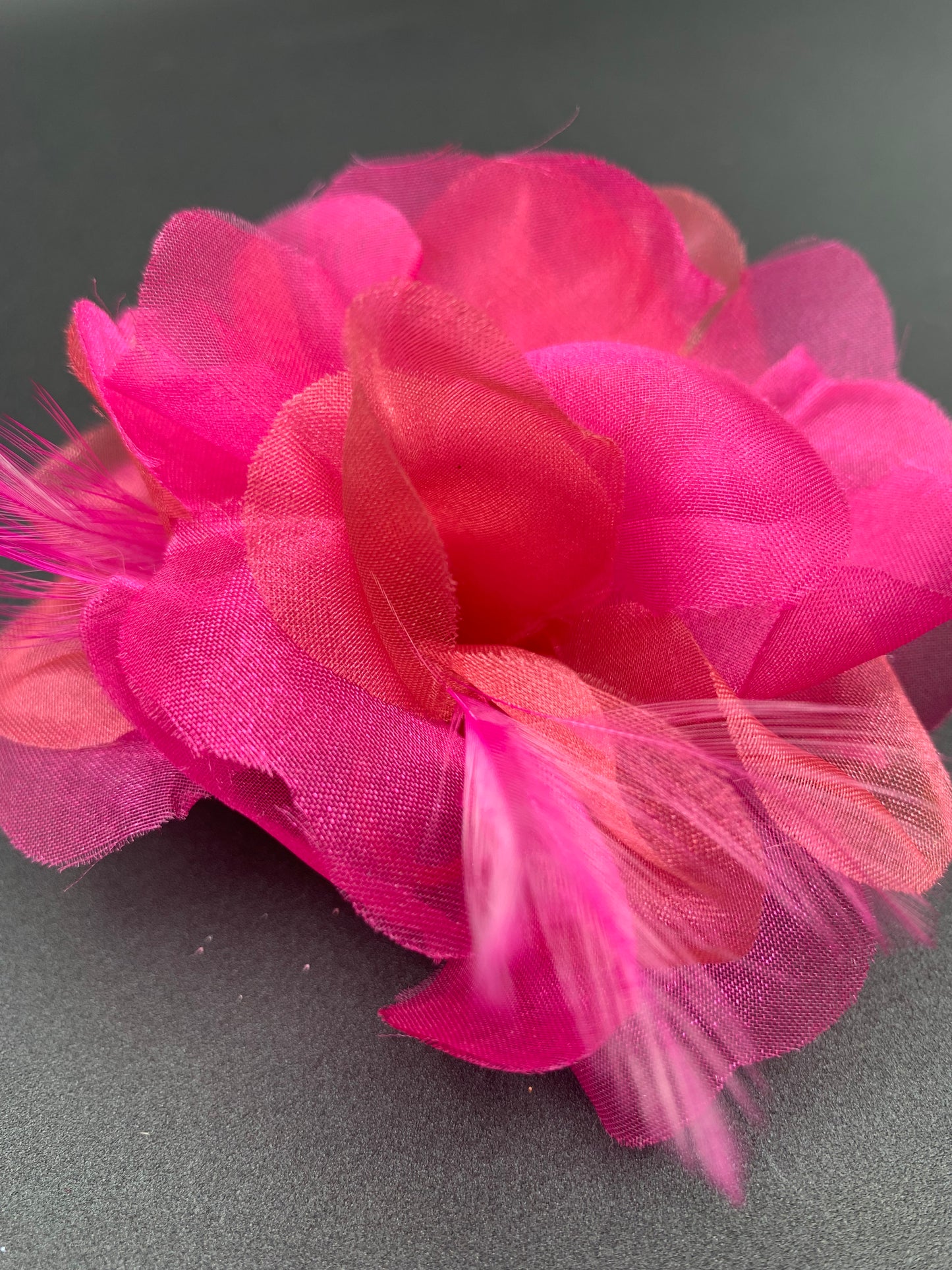 Flor de tela y plumas color fucsia oscuro y rosa palo
