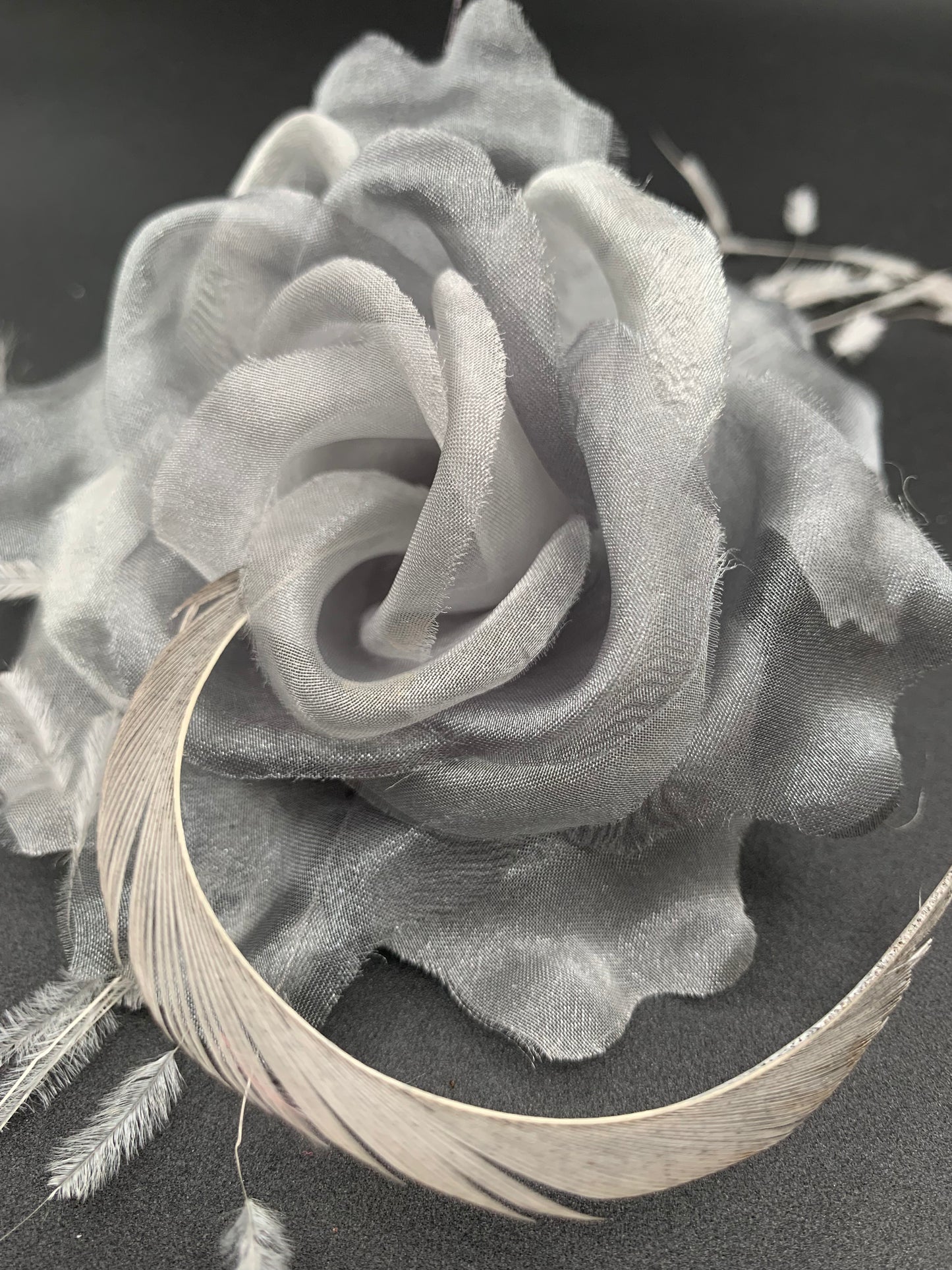 Flor de tela y plumas color gris