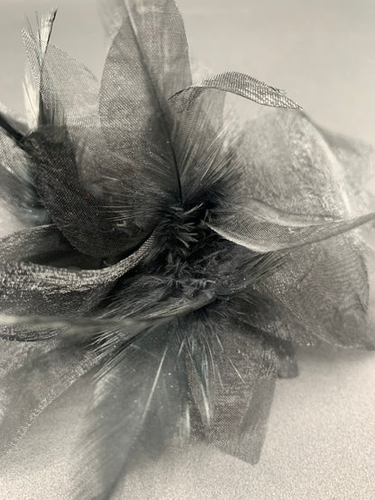 Flor de tela y plumas color negro