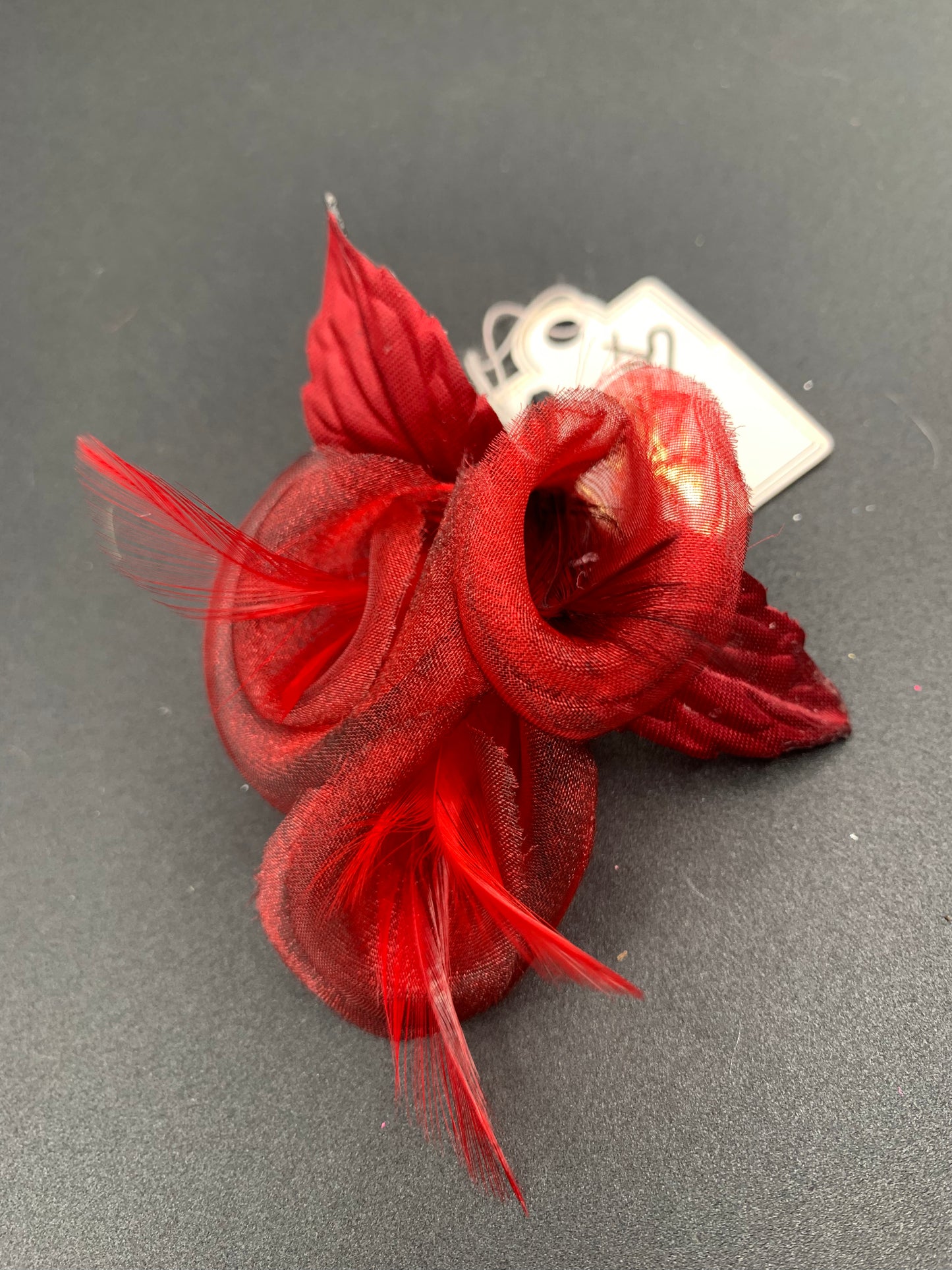 Flor de tela y plumas color rojo y granate