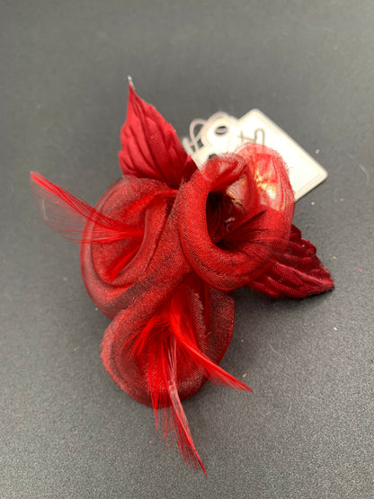 Flor de tela y plumas color rojo y granate