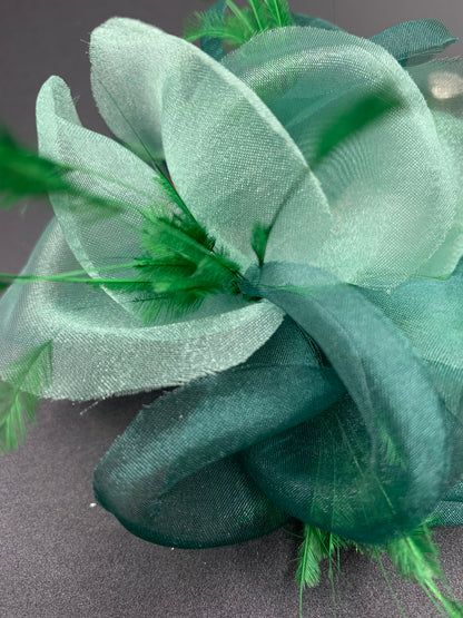 Flor de tela y plumas color verde botella y verde mar