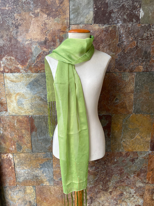 Foulard vintage con bolitas de bisutería y flecos en color verde DOMINGUEZ