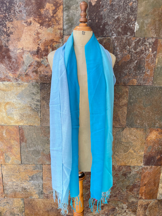 Foulard vintage con fleco lana 100% con degradado de color de azul a celeste