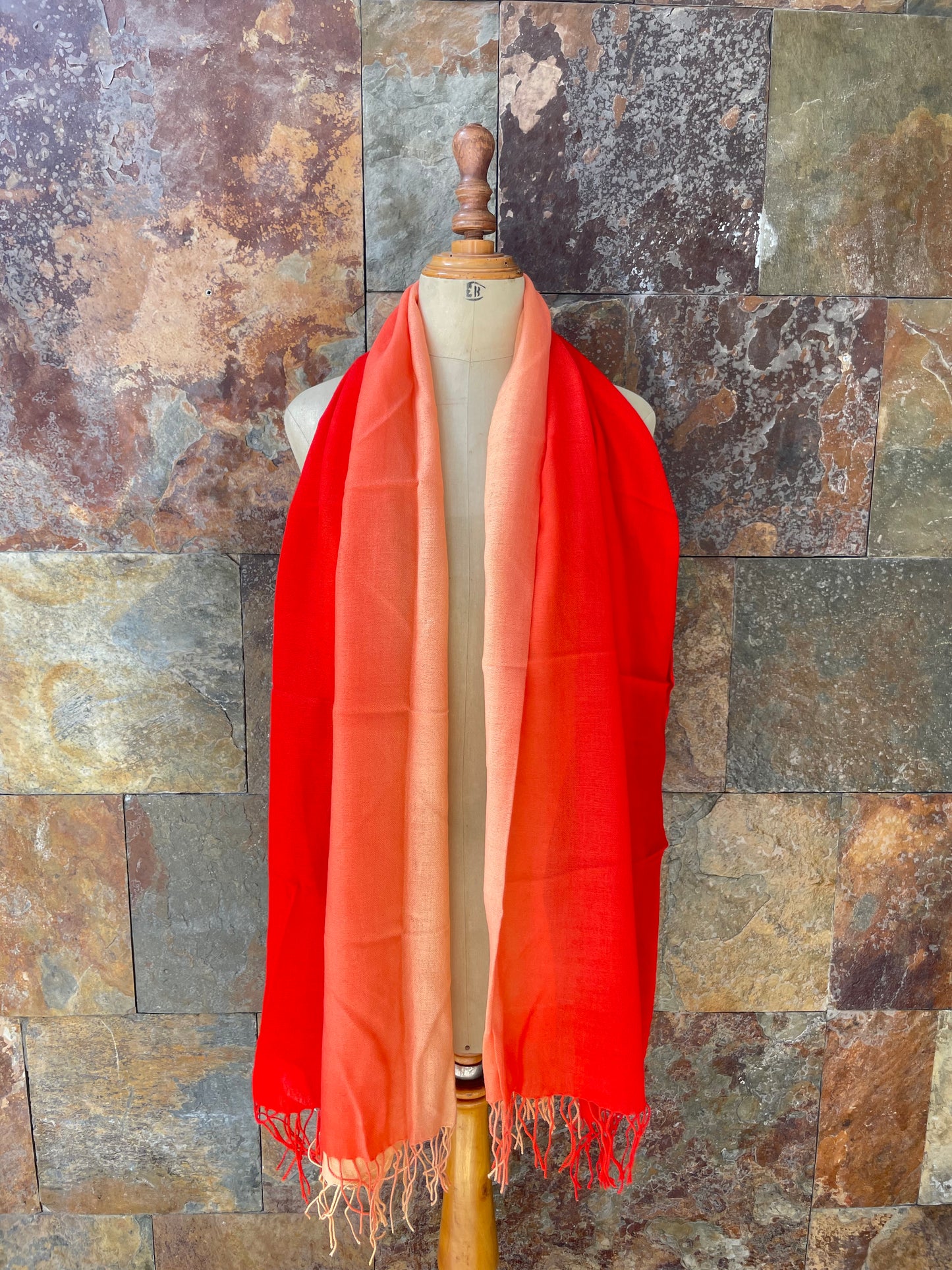 Foulard vintage con fleco lana 100% con degradado de color de rojo a crudo