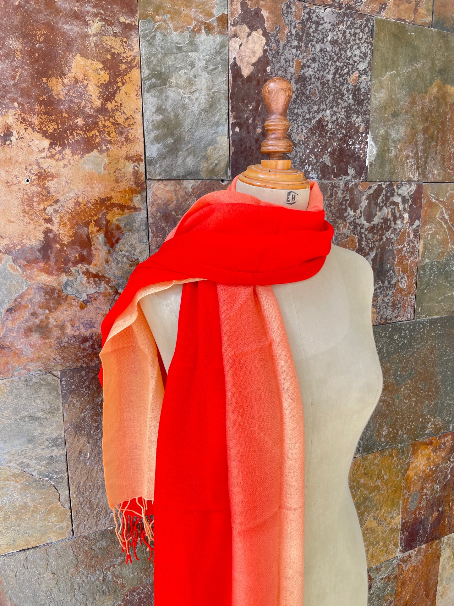 Foulard vintage con fleco lana 100% con degradado de color de rojo a crudo