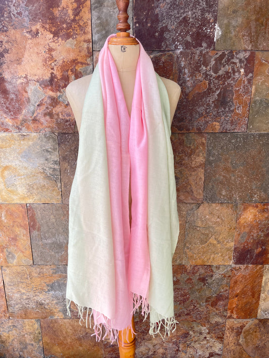 Foulard vintage con fleco lana 100% con degradado de color de rosa a verde