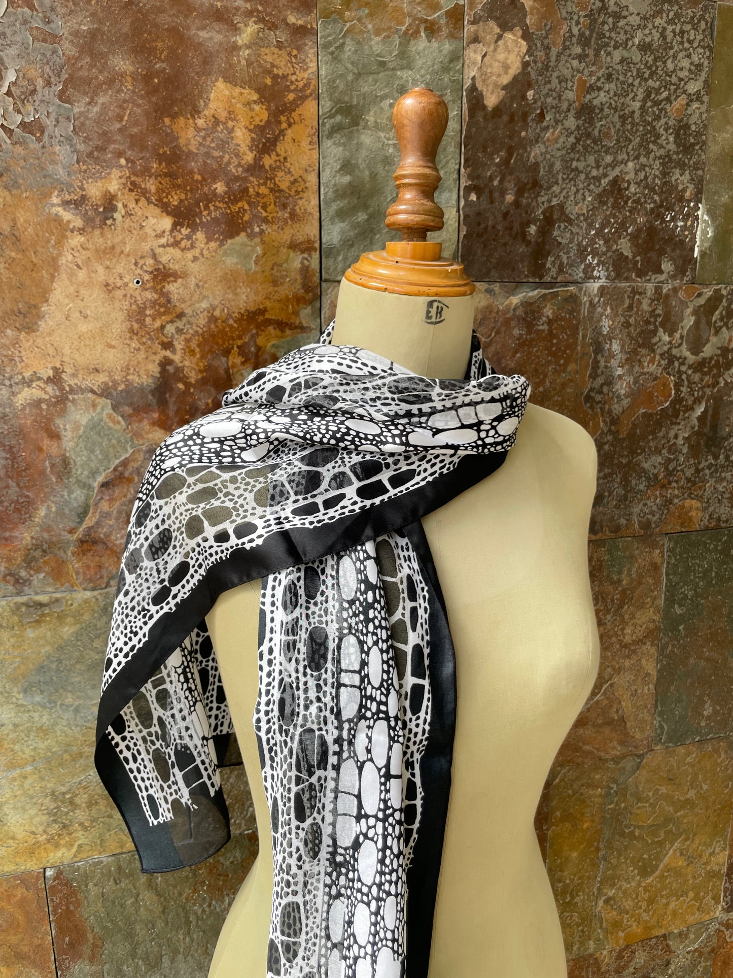 Foulard vintage italiano años 70 color blanco y negro con estampado abstracto