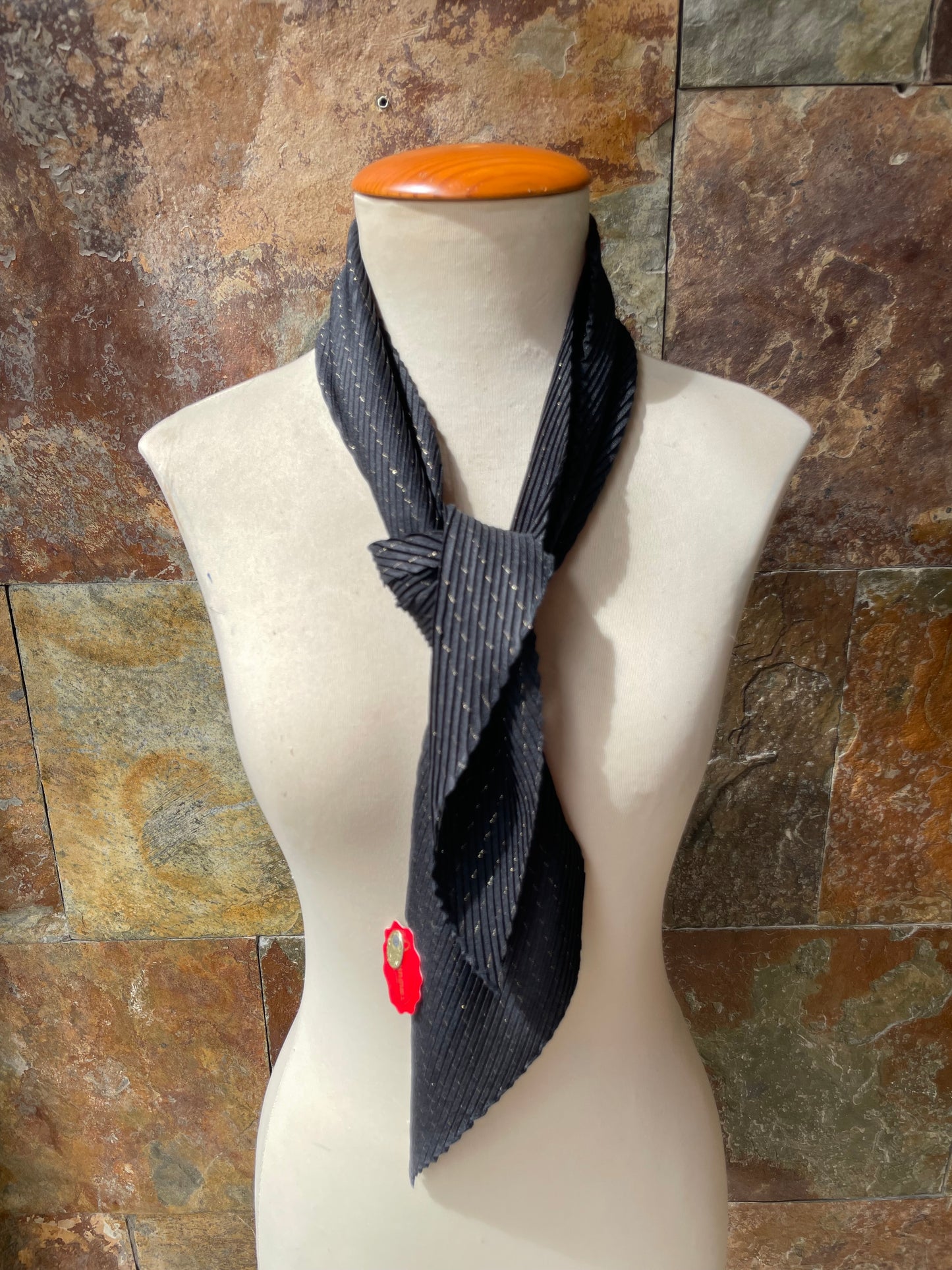 Foulard vintage italiano años 70 color negro y dorado DOMÍNGUEZ