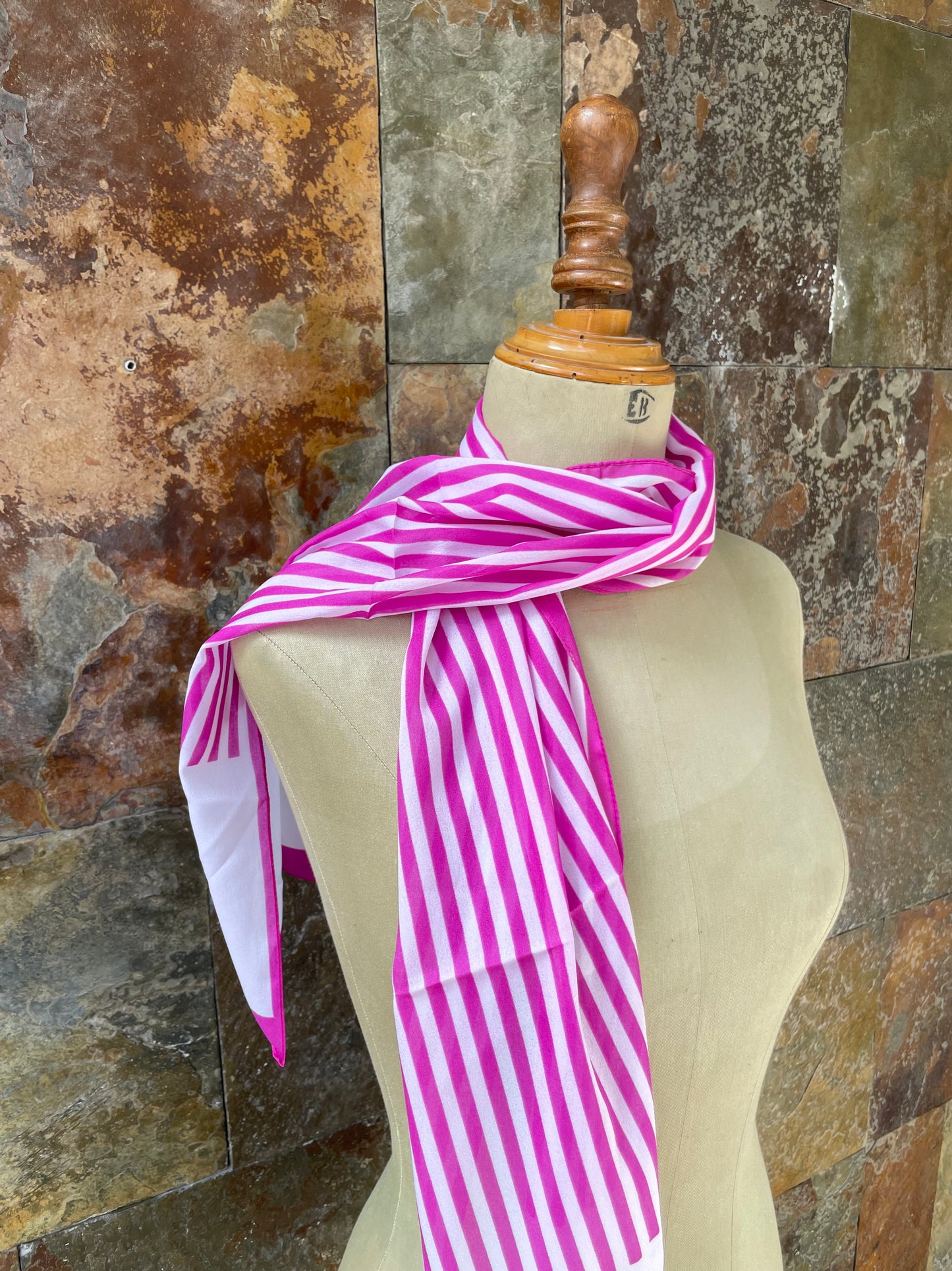 Foulard vintage italiano años 70 color rosa y blanco SAINT MICHELE