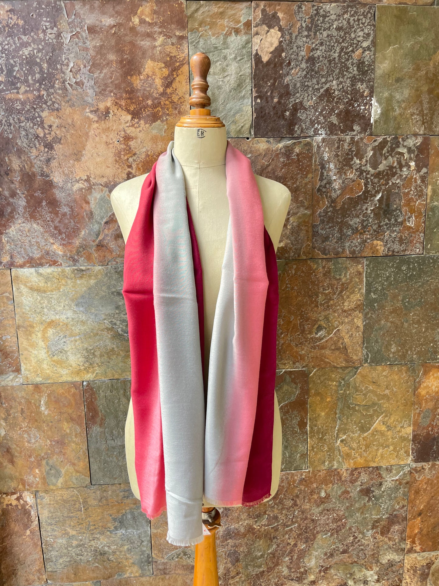 Foulard vintage italiano años 70 con degradado de color en tonos rojos y grises