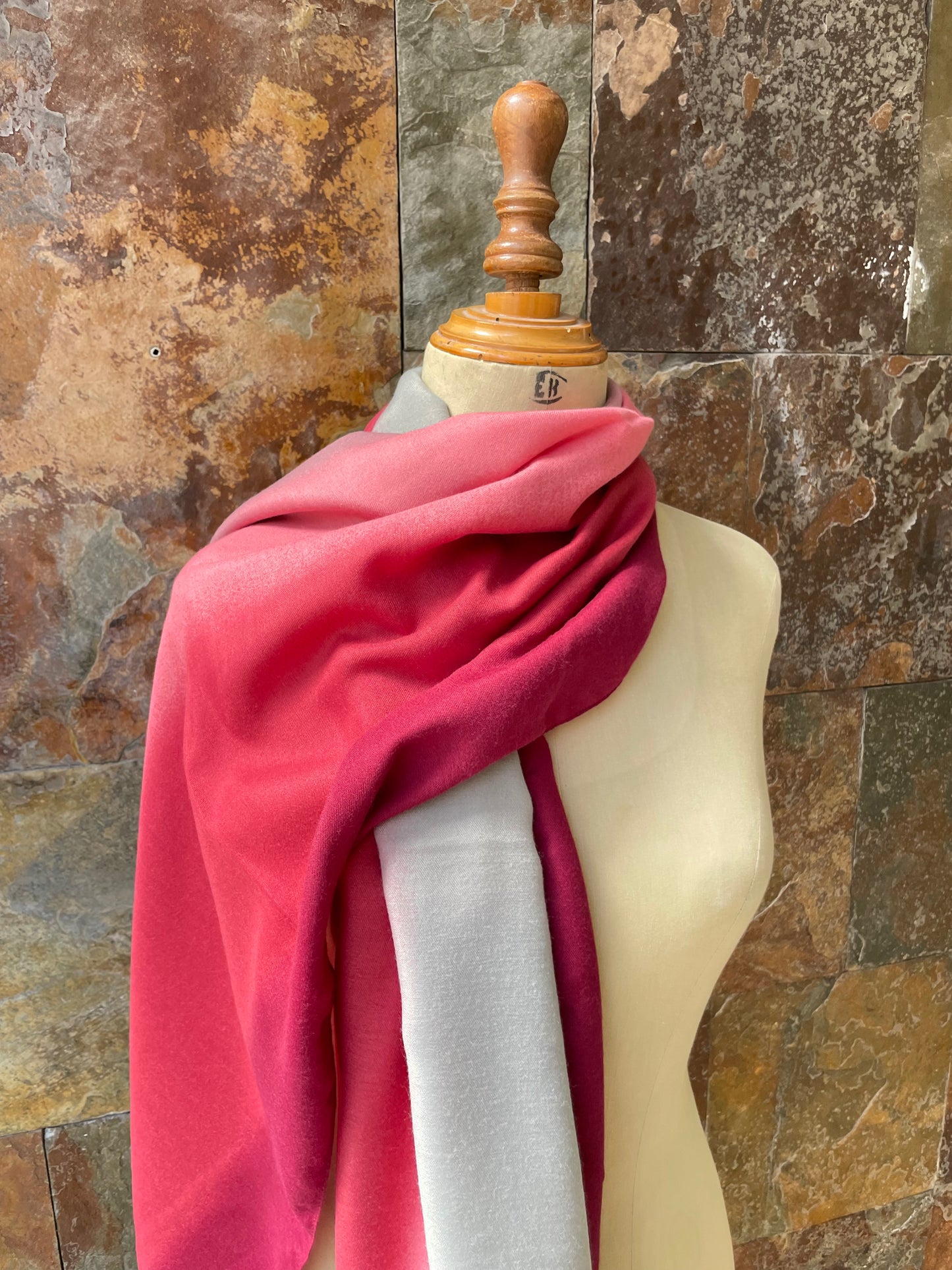 Foulard vintage italiano años 70 con degradado de color en tonos rojos y grises